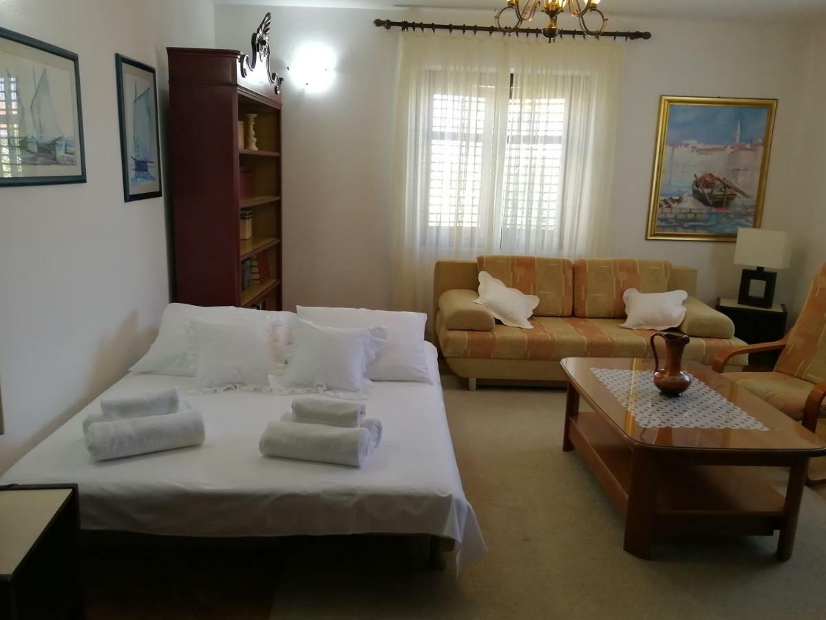 סופטאר Apartman Mladenka מראה חיצוני תמונה